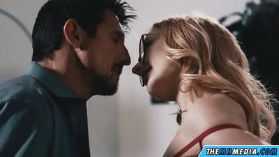 Lãng mạn tình dục với một cô gái tóc vàng